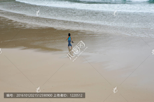 美麗的女孩在海灘上散步