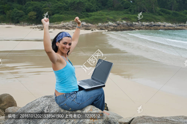 商業(yè)女性成功與筆記本電腦
