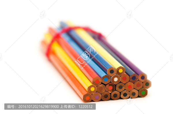白色背景上的彩色鉛筆