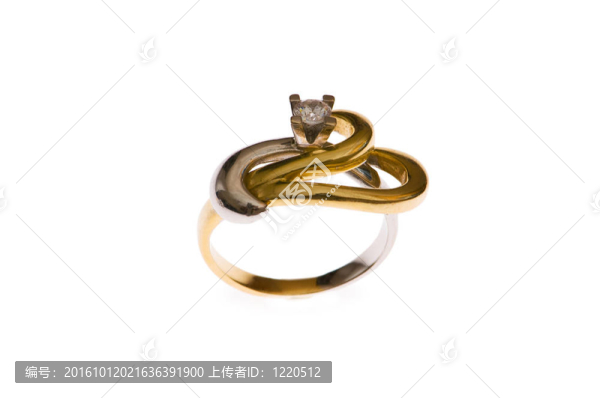 白色背景上的金戒指