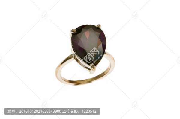 白色背景上的金戒指