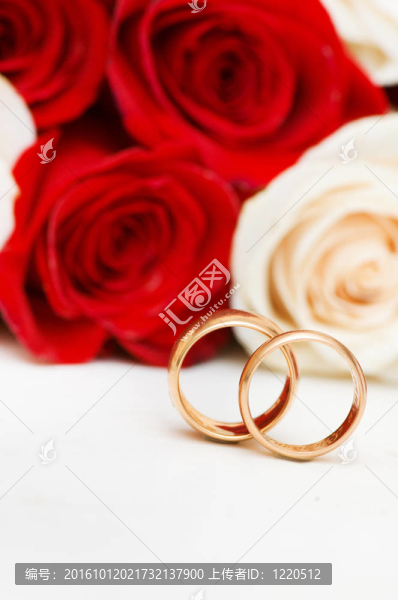 白色的玫瑰和結(jié)婚戒指