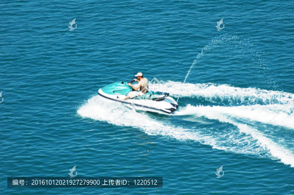 人在海上駕駛電動滑板車