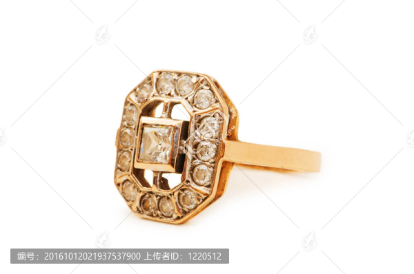 白色背景上的金戒指