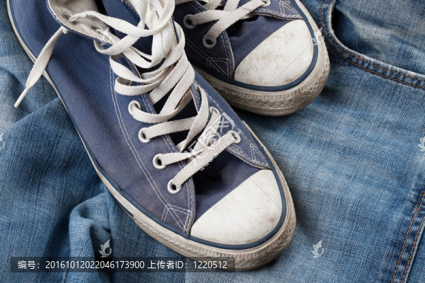 運(yùn)動(dòng)鞋和牛仔褲