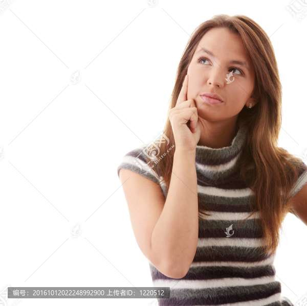 年輕女子抬頭