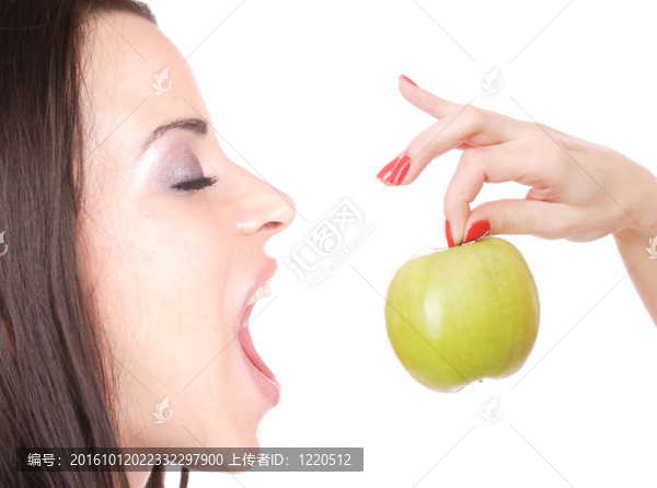 一個漂亮的年輕女人拿著一個蘋果