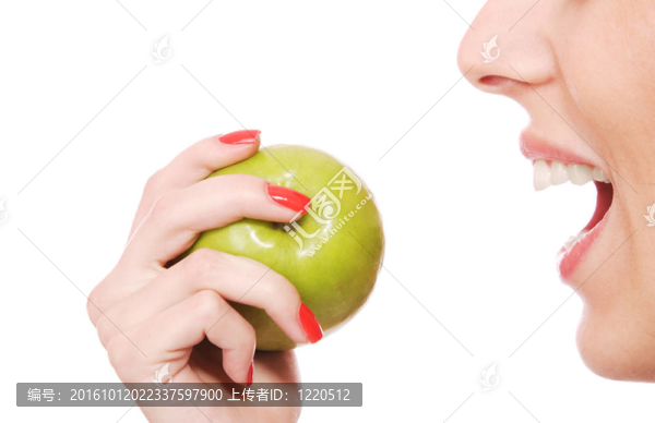 一個漂亮的年輕女人拿著一個蘋果