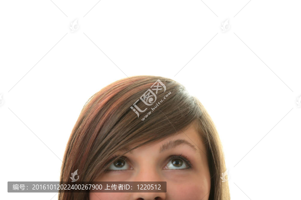 年輕女孩眼睛望向遠方