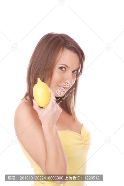 快樂的模型吃一個檸檬