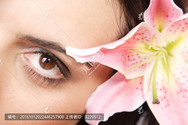 美麗的女人與花孤立的白色