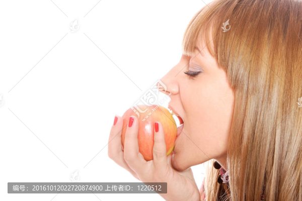 一個漂亮的年輕女人拿著一個蘋果