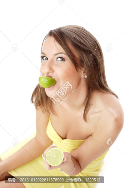 快樂的模型吃一個檸檬