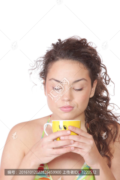 帶著杯子的年輕女人