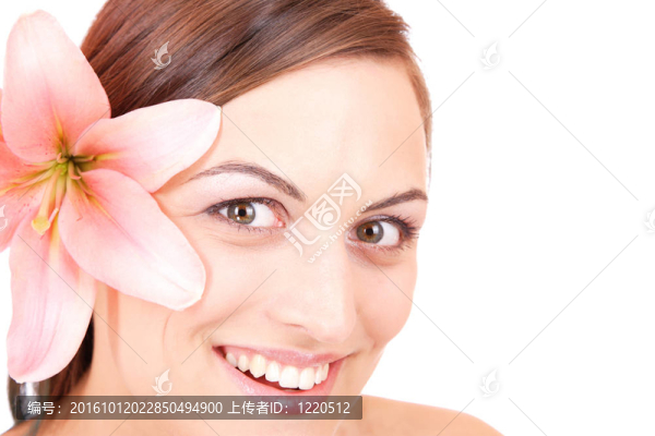 在溫泉前的美麗女人的肖像