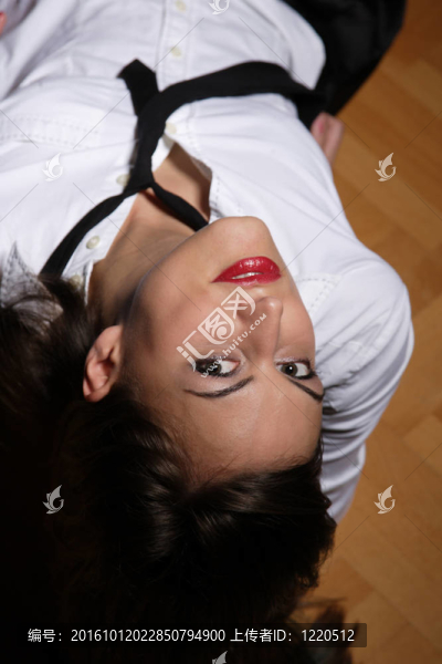 穿著短衣服的性感女人