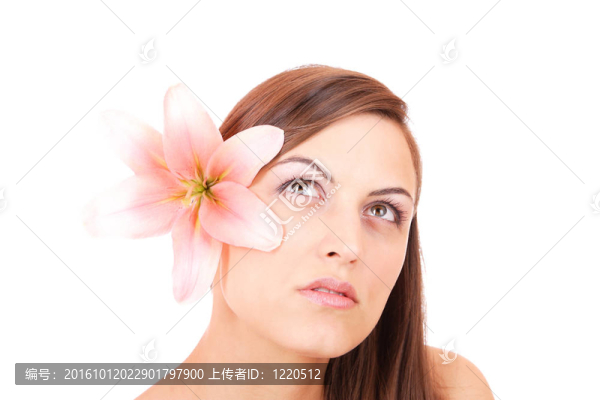 在溫泉前的美麗女人的肖像