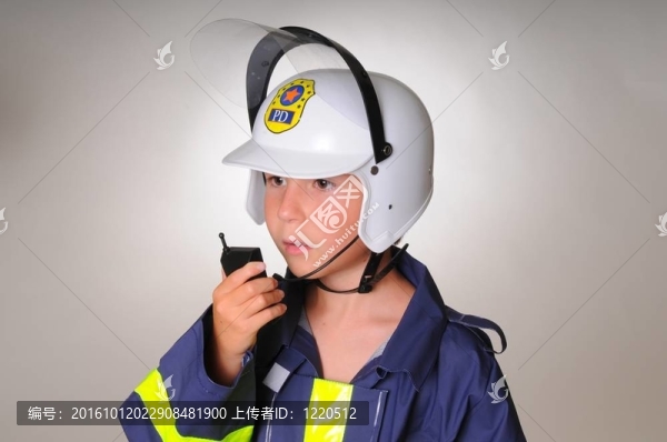 警察服裝男孩