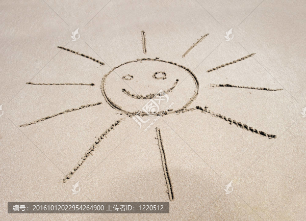 太陽符號(hào)寫在沙灘上的熱帶海灘