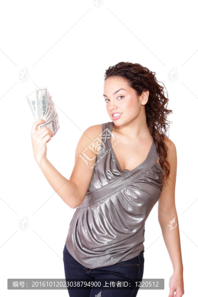 漂亮女人拿了很多100美元的鈔票