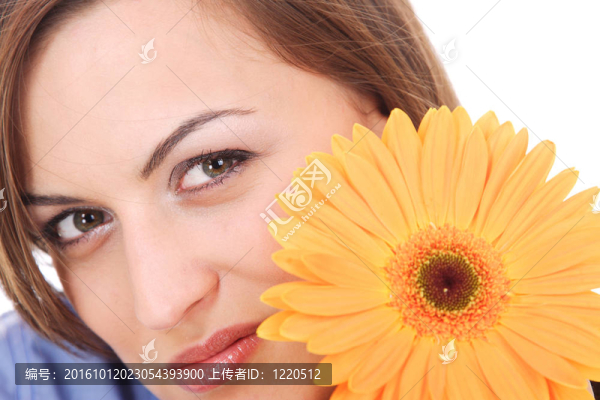 美麗的女人與花孤立的白色