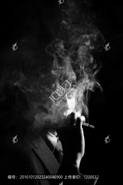 一個(gè)戴著灰色帽子的男人