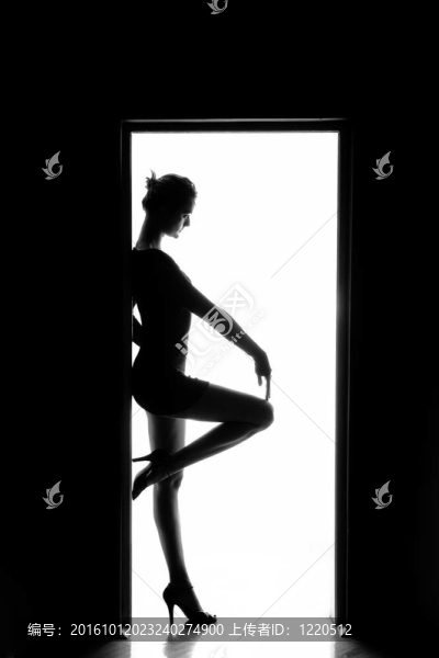 一個(gè)美麗的年輕女人的輪廓
