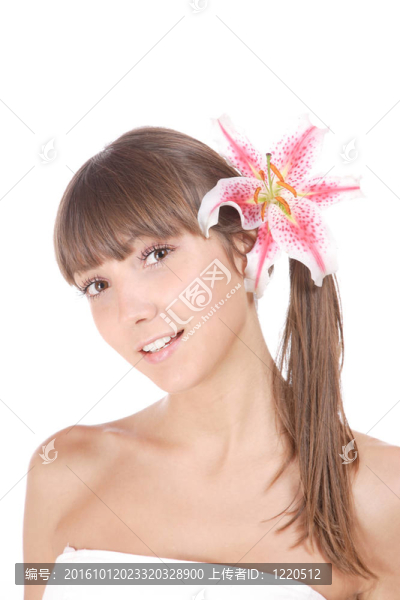在溫泉前的美麗女人的肖像