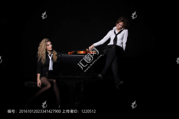 兩個(gè)漂亮的年輕女人用小提琴和鋼琴