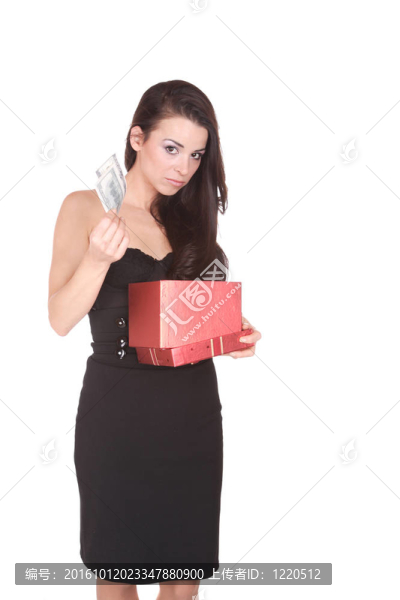 一個美麗年輕的微笑女人的冬天肖像