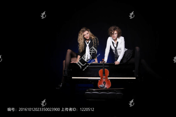 兩個(gè)漂亮的年輕女人用小提琴和鋼琴
