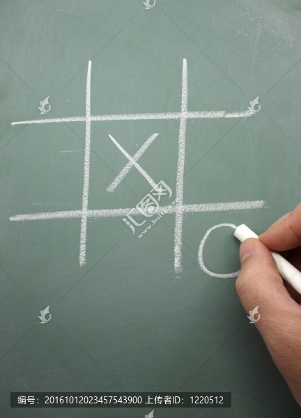 Tic,Tac,Toe用手在黑板上