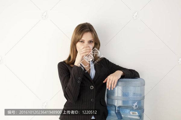 水冷卻器的辦公室工人