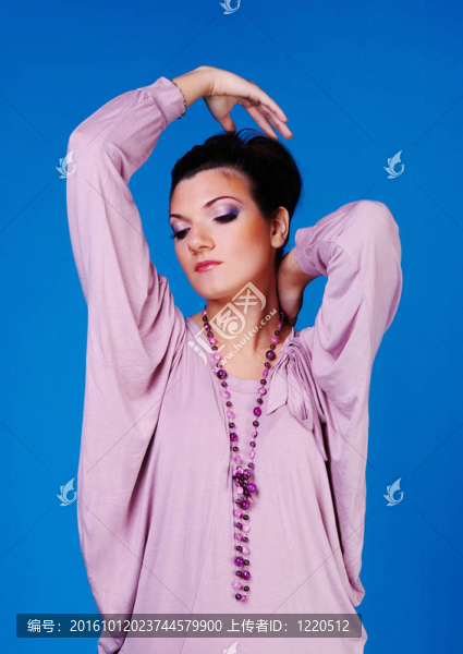 美麗的女人在淡紫色