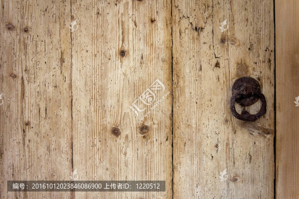 舊門的木結(jié)構(gòu)