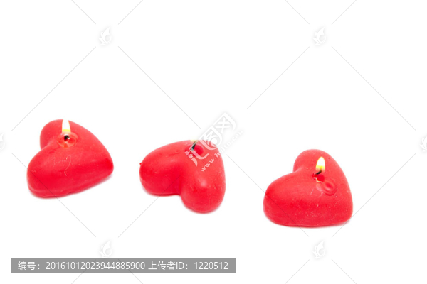 白色的三支紅色蠟燭。情人節(jié)快樂