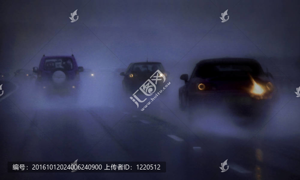 在道路上行駛的汽車