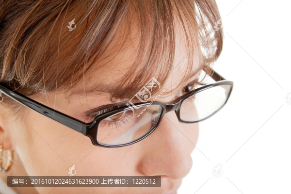 一位戴眼鏡的商務(wù)女士的肖像