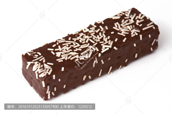 白色背景上的巧克力晶片
