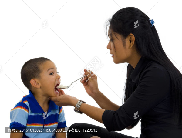 母親喂養(yǎng)她的兒子