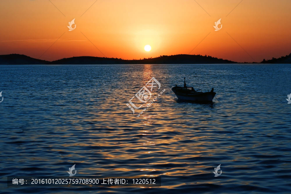 壯麗的日落和停泊在海上的船