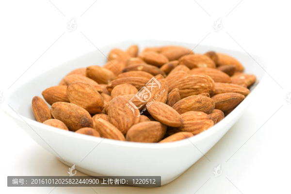 白色背景碗中的杏仁