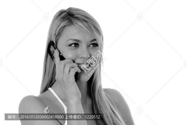 可愛的金發(fā)女人在電話里