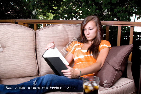 讀一本書的女孩