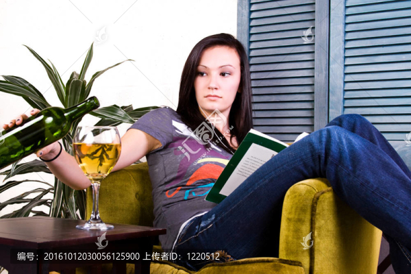 可愛的女孩在看書的時候喝酒