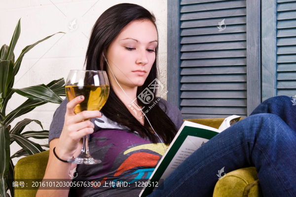 可愛(ài)的女孩在看書(shū)的時(shí)候喝酒