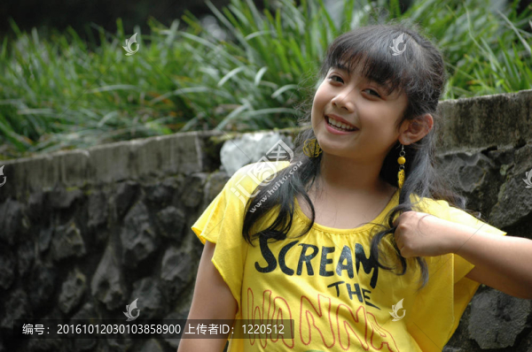帶著微笑表情的小女孩