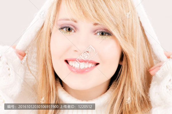 可愛的少女在連帽衫
