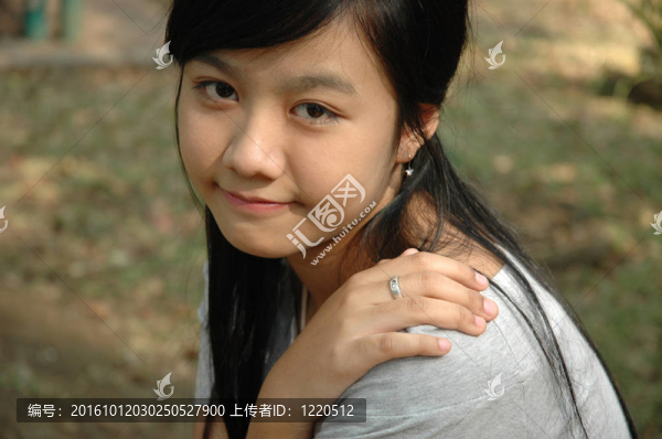 帶著微笑表情的年輕女士