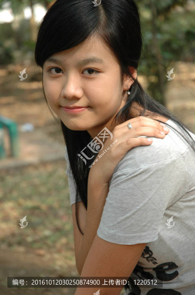 帶著微笑表情的年輕女士